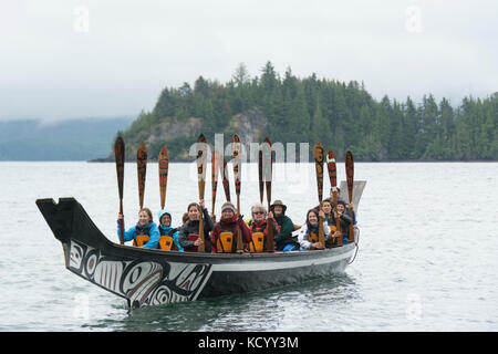 Les visiteurs de paddle-Loo Plex, réplique de la pirogue en cèdre Bill Reid, le Lootaas, dévoreur de vagues, Skidegate, Haida Gwaii, anciennement connu sous le nom de Queen Charlotte Islands, British Columbia, Canada Banque D'Images