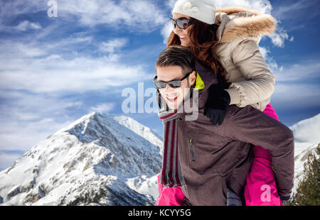 Couple on winter vacation, jeune homme usurpation de sa petite amie Banque D'Images