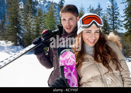 Portrait of happy couple de skis Banque D'Images