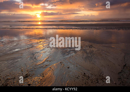 Agate Beach, au coucher du soleil , Haida Gwaii, anciennement connu sous le nom de Queen Charlotte Islands, British Columbia, Canada Banque D'Images