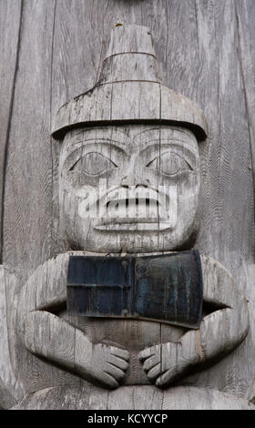 Détail d'un totem, Skidegate, Centre du patrimoine Haida à Ḵay Llnagaay, Haida Gwaii, anciennement connu sous le nom de Queen Charlotte Islands, British Columbia, Canada Banque D'Images