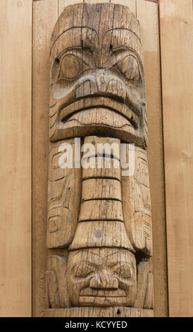 Détail d'un totem, Skidegate, Centre du patrimoine Haida à Ḵay Llnagaay, Haida Gwaii, anciennement connu sous le nom de Queen Charlotte Islands, British Columbia, Canada Banque D'Images