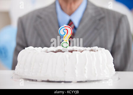 Gâteau d'anniversaire avec une bougie d'interrogation Banque D'Images