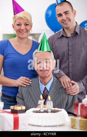 Man célébrant son 70e anniversaire avec la famille Banque D'Images