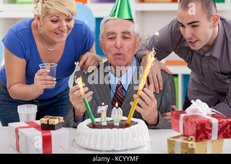 Man smearing cake en famille Banque D'Images