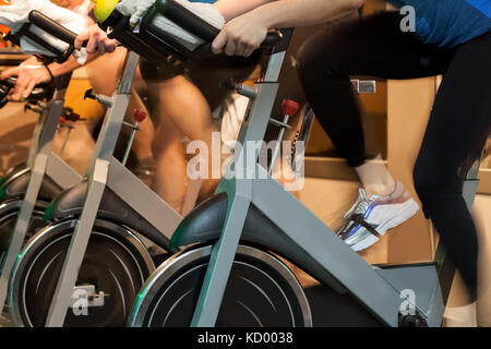 Les gens faire du sport dans la salle de fitness spinning pour la remise en forme Banque D'Images