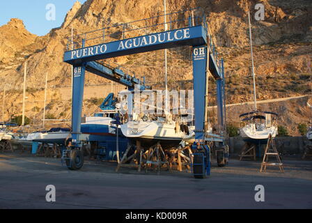 Yacht à voile plusieur bateaux dans le chantier d'être mis dans le harnais de levage avant d'être transportés Banque D'Images