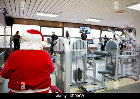 Père Noël au gym, faire de l'exercice et la préparation pour Noël Banque D'Images