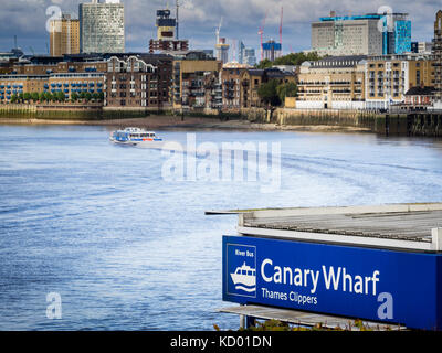London River Thames Clipper Bus Bus Rivière bateau part Canary Wharf quay à l'Est de Londres en direction de Central London Banque D'Images