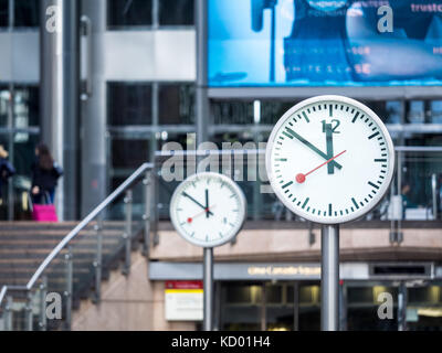 Canary Wharf horloges Reuters Plaza - deux des six œuvres d'horloges publiques, par Konstantin Grcic, dans Reuters Plaza Canary Wharf London UK Banque D'Images