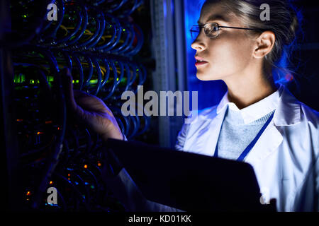 Vue de côté portrait de beau visage féminin contrôle de serveurs lame dans neon light Banque D'Images