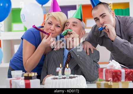 Famille heureuse ensemble célébrer 70e anniversaire Banque D'Images