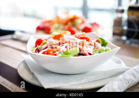 Salade de tomate, de laitue et de carotte Banque D'Images