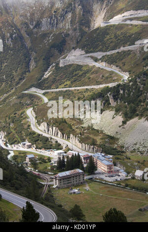 Col Grimsel, Suisse. Le col Grimsel avec Gletsch et l'Hôtel Glacier du Rhône, en premier plan. Banque D'Images