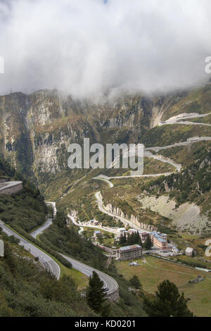 Nyon, Suisse. col du Grimsel avec gletsch, et l'hôtel glacier du Rhône, à l'avant-plan. Banque D'Images