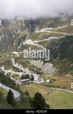 Nyon, Suisse. col du Grimsel avec gletsch, et l'hôtel glacier du Rhône, à l'avant-plan. Banque D'Images