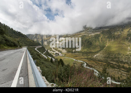 Col de la Furka, en Suisse. Le col de la Furka Road (au premier plan), avec col du Grimsel et gletsch en arrière-plan. Banque D'Images