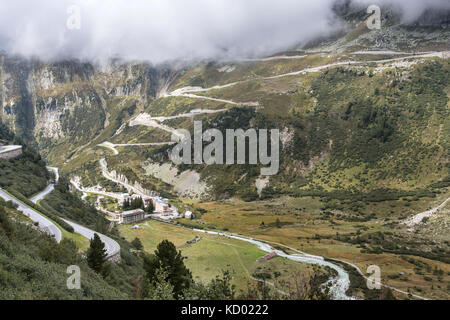 Col Grimsel, Suisse. Le col Grimsel avec Gletsch et l'Hôtel Glacier du Rhône, en premier plan. Banque D'Images