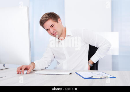 Portrait de jeune homme souffrant de maux de dos Banque D'Images