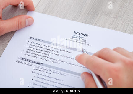 Close-up of businessman reading reprendre avec plateau cup le 24 Banque D'Images