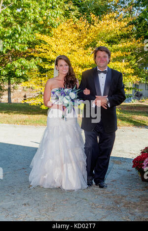 Une femme et son père, dans une cérémonie de mariage. Père est loin de donner l'épouse. Banque D'Images