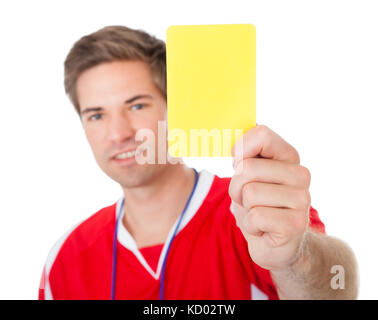 Portrait d'homme tenant une carte jaune de l'arbitre de football Banque D'Images