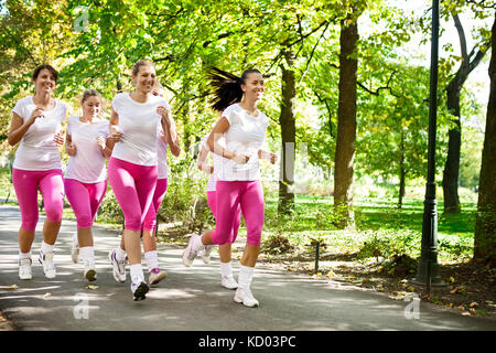 Les coureurs. groupe jogging in park Banque D'Images