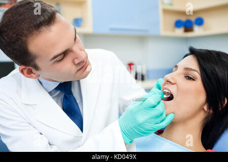 Jeune homme dentiste est le traitement de dents du patient Banque D'Images
