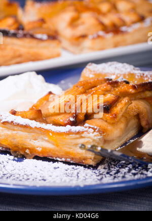 Fait de la tarte aux pommes en croûte avec un lustre d'abricot Banque D'Images