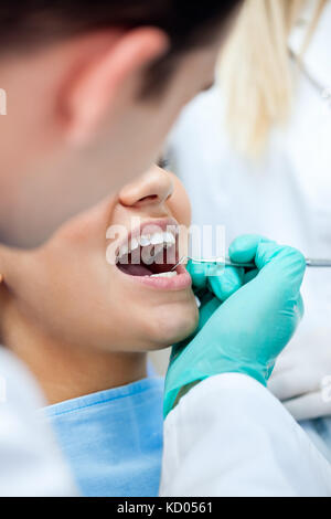 Contrôle dentiste dents du patient - soins dentaires concept Banque D'Images