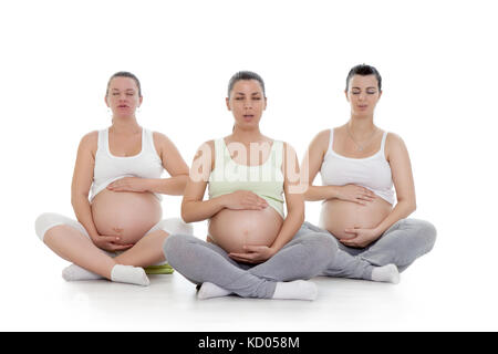 Trois femmes enceintes faisant du yoga et l'exercice de respiration Banque D'Images