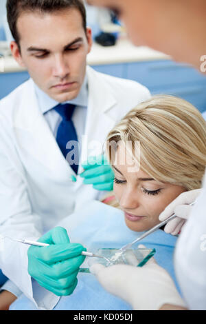 Prendre la poudre dentaire dentiste à partir de la vitre pour la préparation d'obturations Banque D'Images