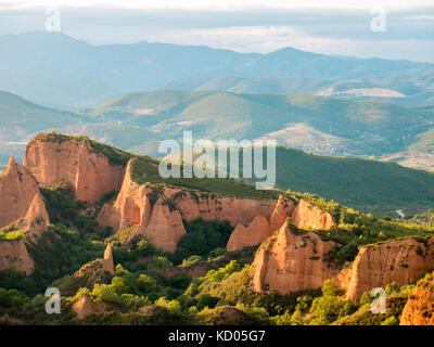 Las Médulas historic gold mining montagnes près de la ville de Ponferrada, dans la province de Leon, Castille et Leon, espagne. paysage spectaculaire à soleils Banque D'Images