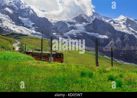 Célèbre train rouge à partir de la petite scheidegg au Jungfraujoch (en haut de l'Europe) en été. Kleine Scheidegg, Oberland Bernois, Suisse Banque D'Images