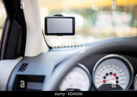 Système de navigation de voiture moderne monté dans la voiture sur le pare-brise Banque D'Images