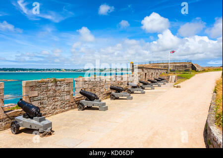 Canons à château Elizabeth, au large de la côte de Saint Helier, Jersey, Channel Islands, Royaume-Uni Banque D'Images