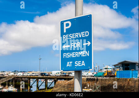 Réservés pour les pêcheurs en mer parking sign dans le port de St Peter Port, Guernsey, Channel Islands, Royaume-Uni Banque D'Images