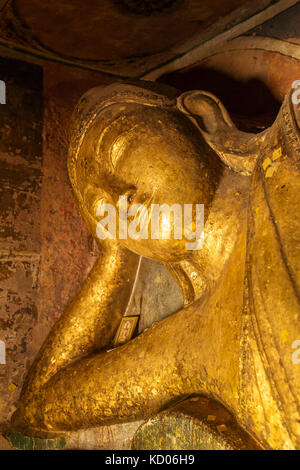 Statue de Bouddha couché d'or pho win taung caves à Monywa, Mandalay. Banque D'Images