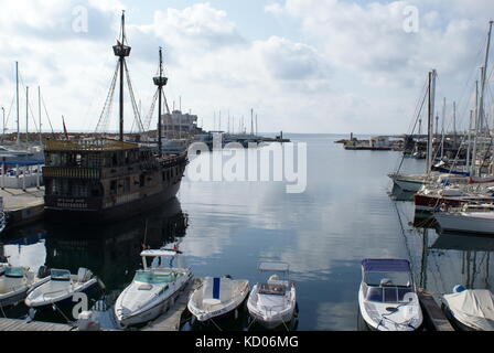 Vue de Monastir marina et le bateau pirate, Monastir, Tunisie Banque D'Images