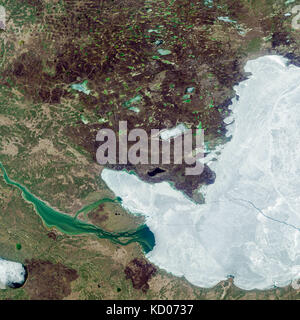 Image satellite du Grand lac des Esclaves - où le fleuve Mackenzie commence, Canada Banque D'Images