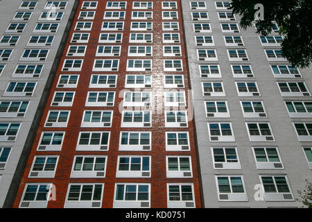 Haut bâtiment résidentiel dans la ville de New York. Banque D'Images