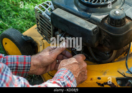 La réparation de moteur de tondeuse à gazon en close up Banque D'Images