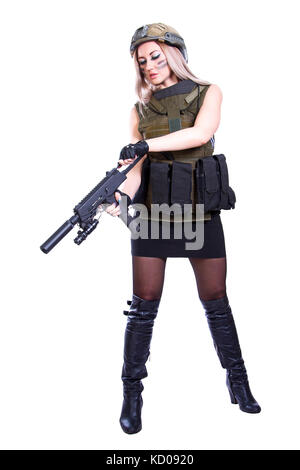 Femme dans un rechargement du camouflage militaire isolé sur fond blanc smg Banque D'Images