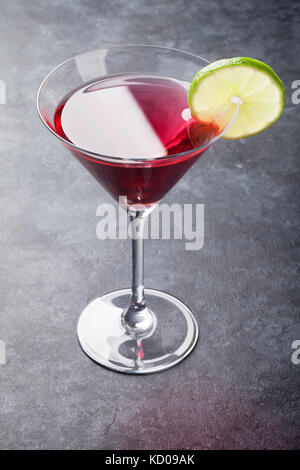 Cocktail cosmopolite sur table en pierre sombre Banque D'Images
