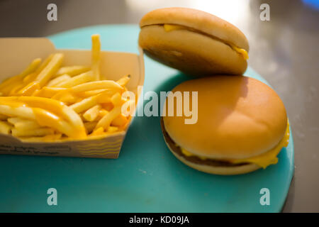 Vue rapprochée de deux hamburgers et frites Banque D'Images