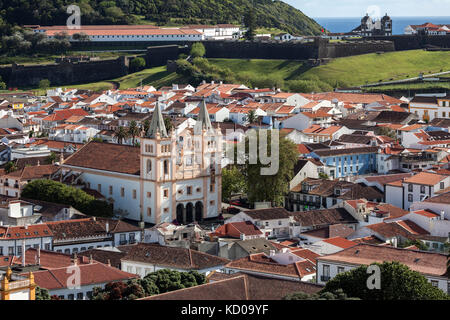 Vue depuis l'Alto da memoria de la vieille ville d'Angra do Heroismo, cathédrale centrale, de la cathédrale, se catedral, igreja de Banque D'Images