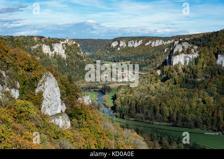 Vue de l'Eichfelsen dans la vallée du Haut Danube, Irndorf, comté de Sigmaringen, Bade-Wurtemberg, Allemagne Banque D'Images