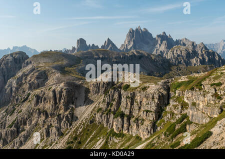 Monte campedelle à partir de la sentier de randonnée pédestre pour les trois sommets, Dolomites de Sesto, le Tyrol du sud, le Trentin-Haut Adige, Alto Adige, Italie- Banque D'Images