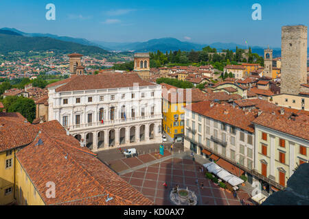 Vue sur la Piazza Vecchia de la vieille ville tower campanone Torre civica, Bergame, province de Bergame, Lombardie, Italie Banque D'Images