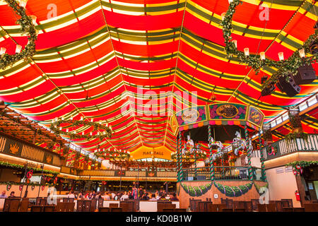 La construction de la tente-marquise marstall, l'Oktoberfest, Theresienwiese, 2017, Munich, Haute-Bavière, Bavière, Allemagne Banque D'Images